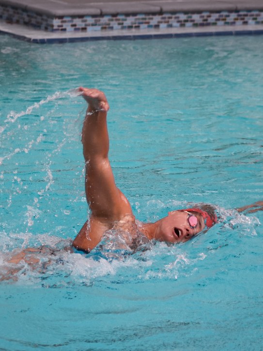 Maria Rezhylo swimming freestyle