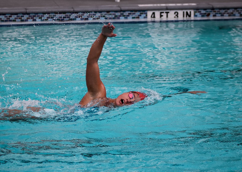 Maria Rezhylo swimming freestyle